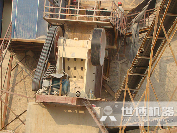 顎式破碎機碎石現場