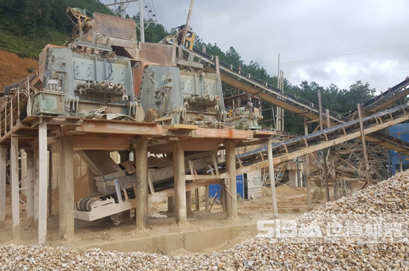 云南1315破碎機(jī)打混合料現(xiàn)場