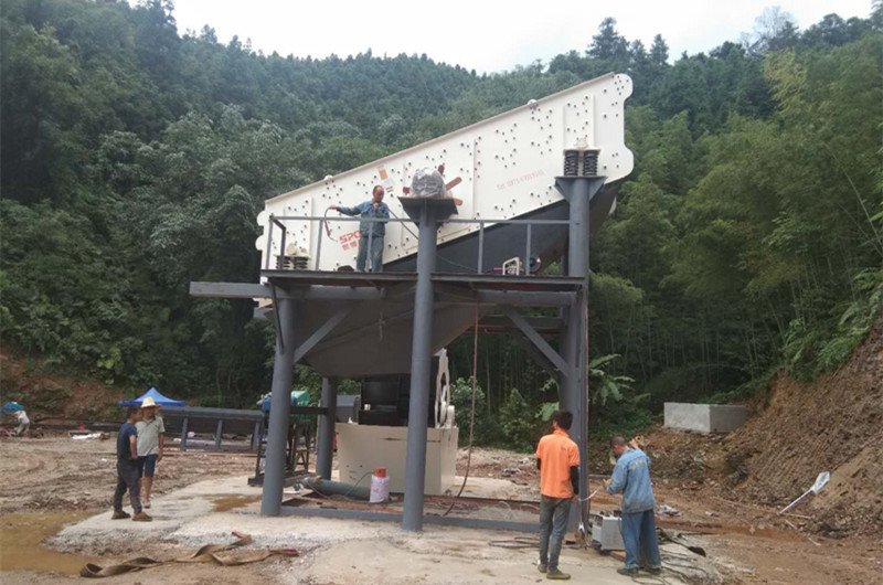 山石振動(dòng)篩安裝現(xiàn)場(chǎng)