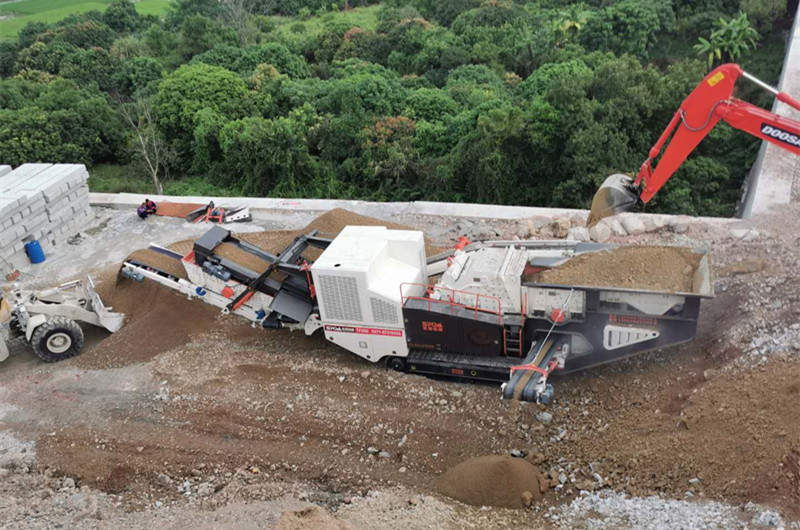 履帶柴油機破碎機現場圖