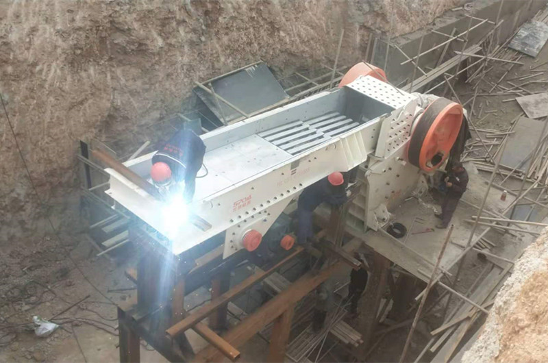顎式破碎機(jī)、給料機(jī)安裝現(xiàn)場