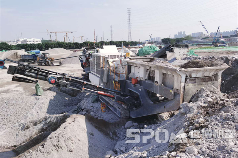 履帶移動碎石加工設(shè)備現(xiàn)場，建筑垃圾破碎現(xiàn)場