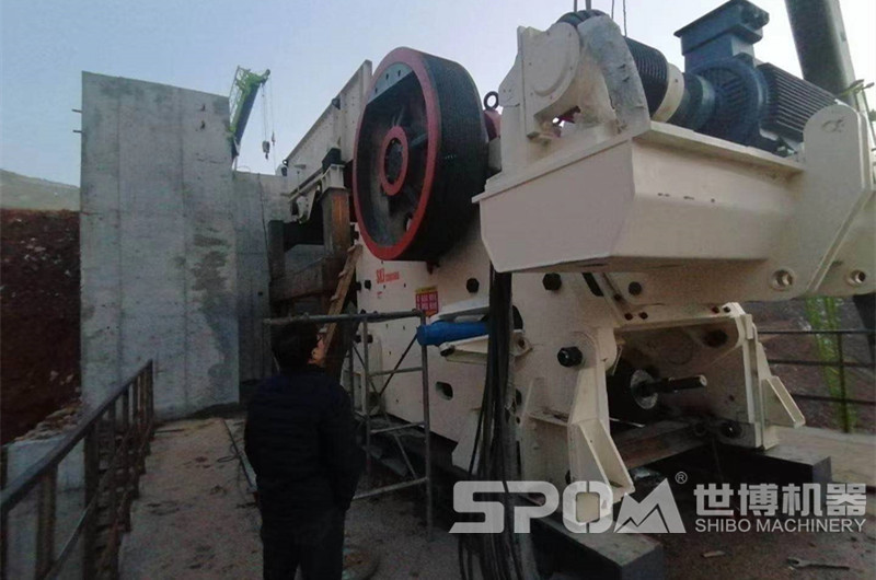 時產900噸JC歐版顎式石子破碎機現場圖