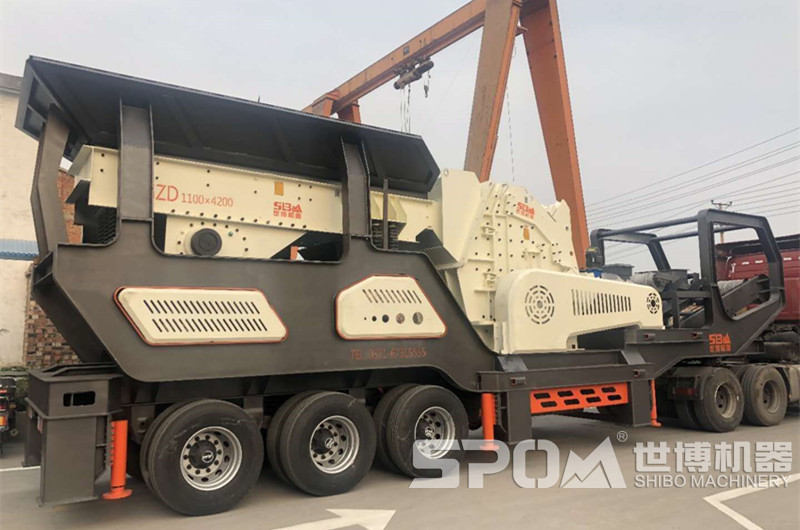 粗碎石頭的移動大口反擊破碎機(jī)