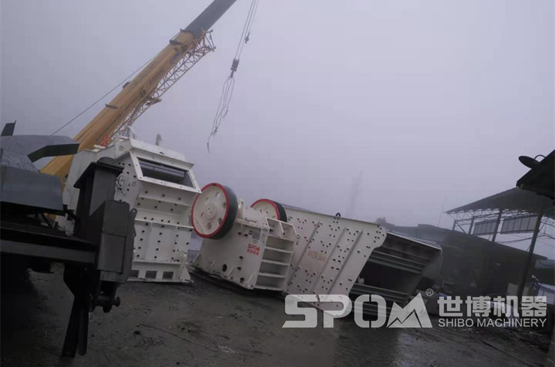鄂破反擊破振動篩，現(xiàn)場待安裝