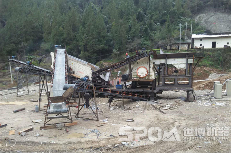 1615型號移動破石機現(xiàn)場圖